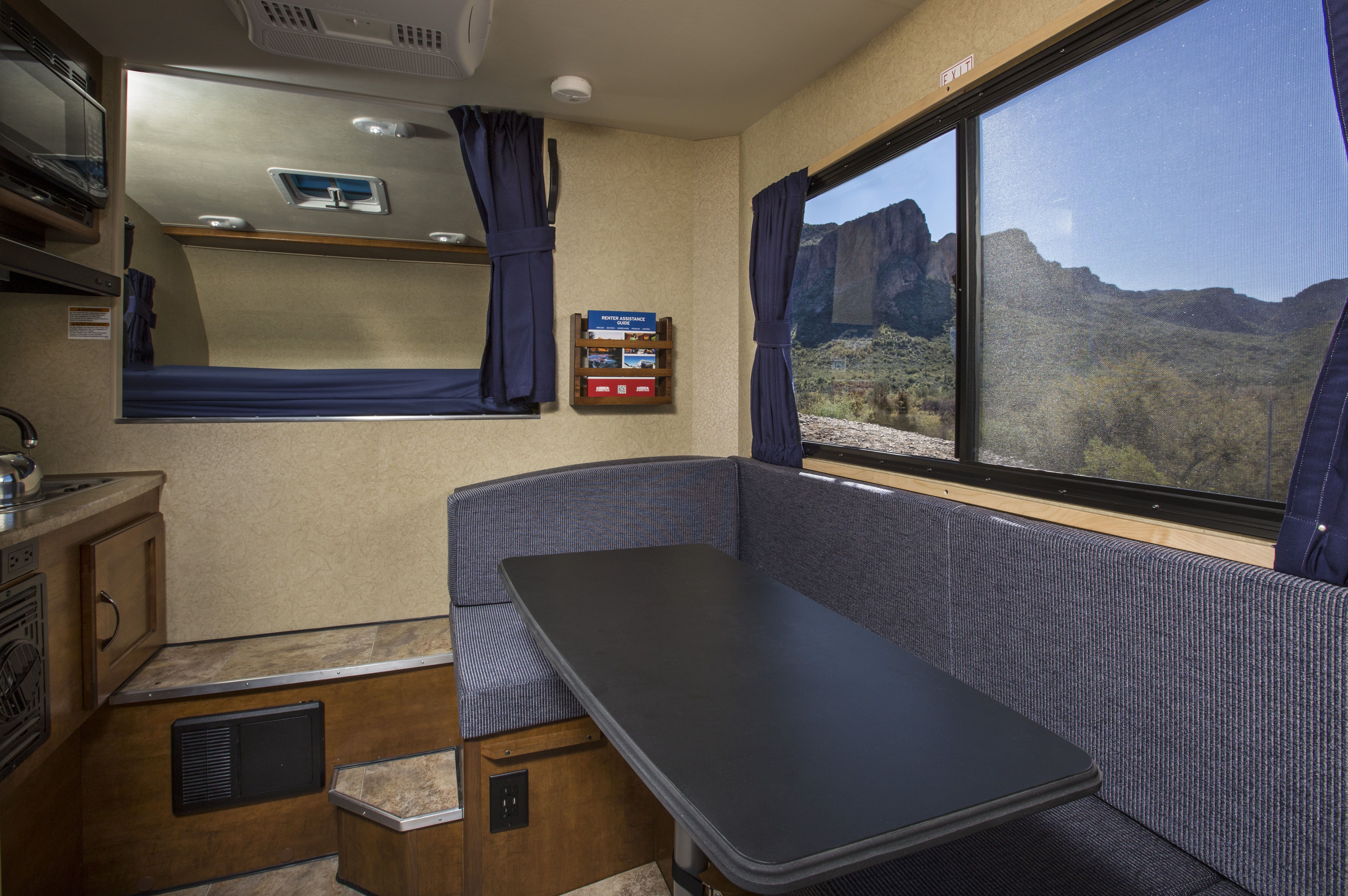 Sitzecke und Bett im T17 Truckcamper von Criuse America