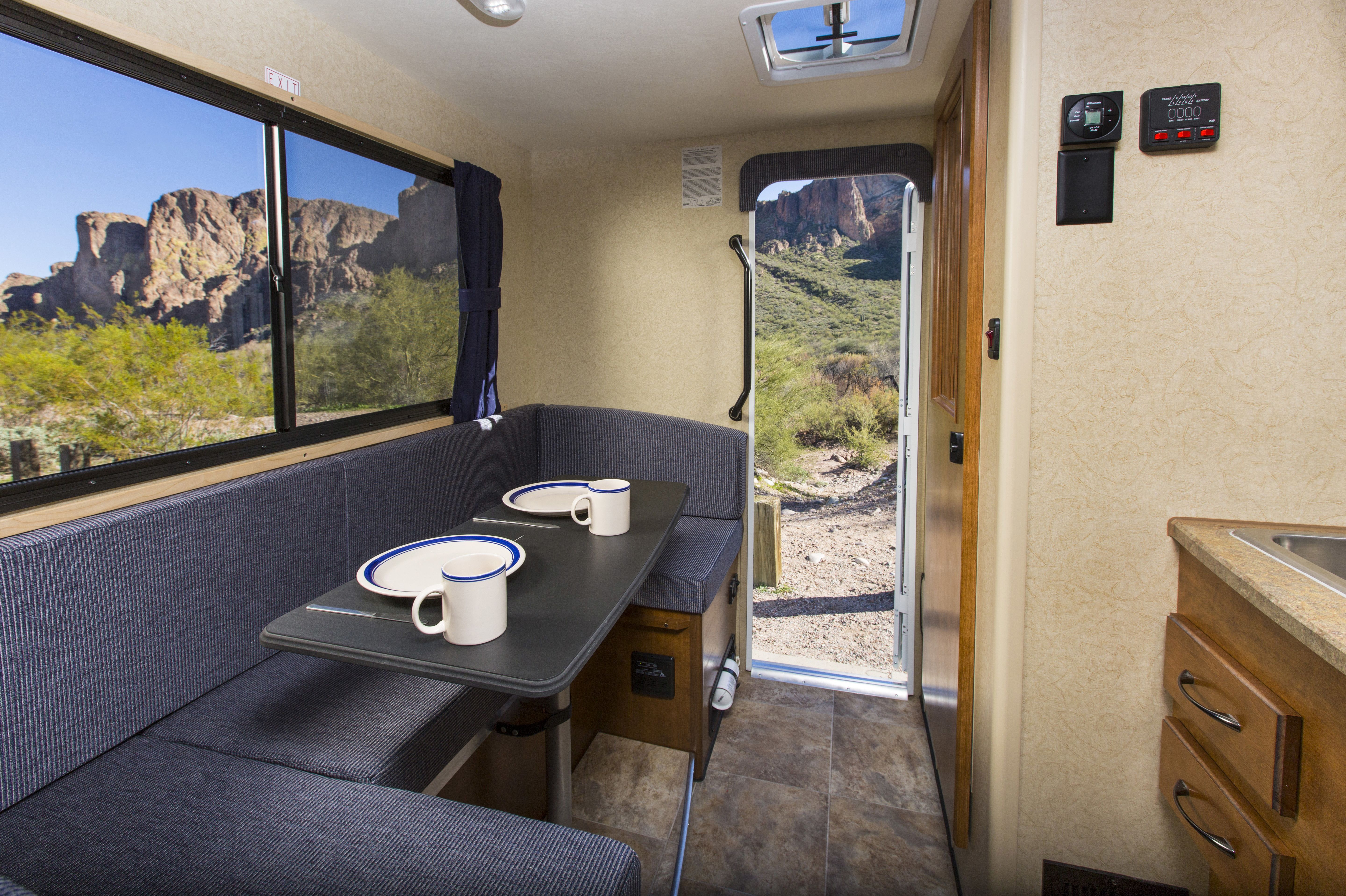 Sietzecke mit Tisch im T17 Truckcamper von Criuse America