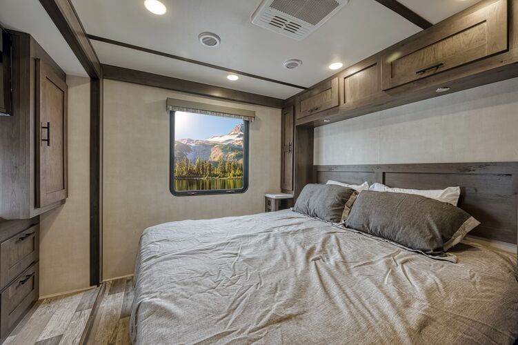 Das Schlafzimmer im Wohnmobil Class A Family Sleeper AF 33 El Monte