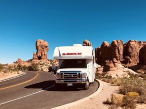 Ein Wohnmobil von El Monte RV unterwegs im Südwesten der USA