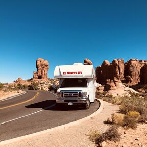 Ein Wohnmobil von El Monte RV unterwegs im Südwesten der USA