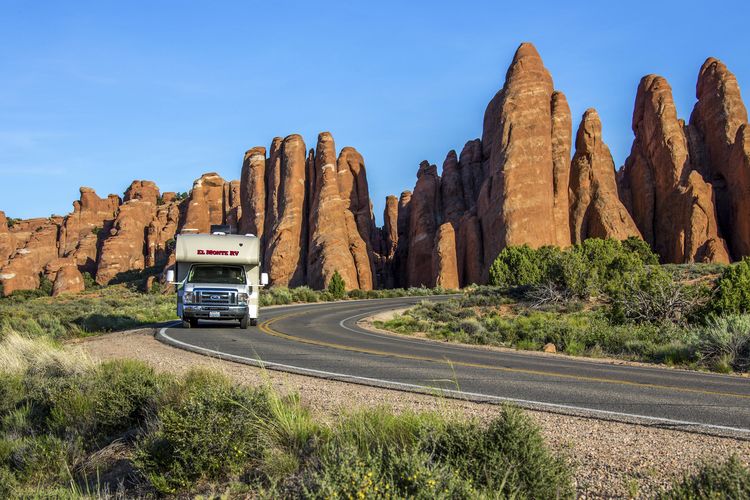 Ein El Monte Wohnmobil im Arches-Nationalpark im Bundesstaat Utah