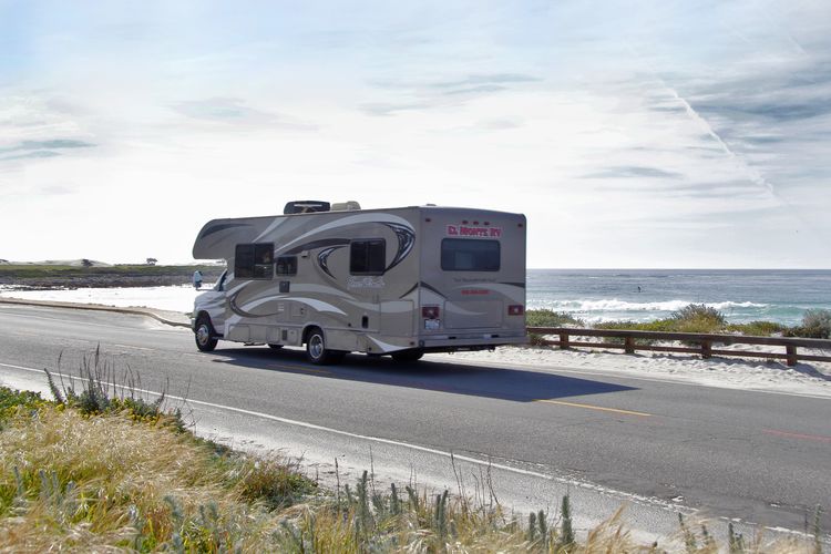 Aussenansicht eines El Monte Motorhomes am Strand in Kalifornien