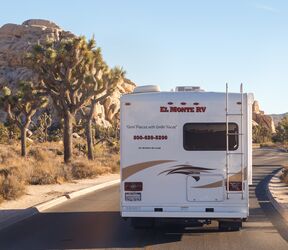 AuÃŸenansicht des Campers C25 von El Monte RV im Joshua-Tree-Nationalpark im SÃ¼den Kaliforniens