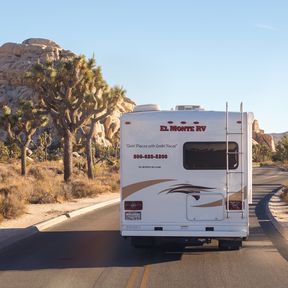 AuÃŸenansicht des Campers C25 von El Monte RV im Joshua-Tree-Nationalpark im SÃ¼den Kaliforniens