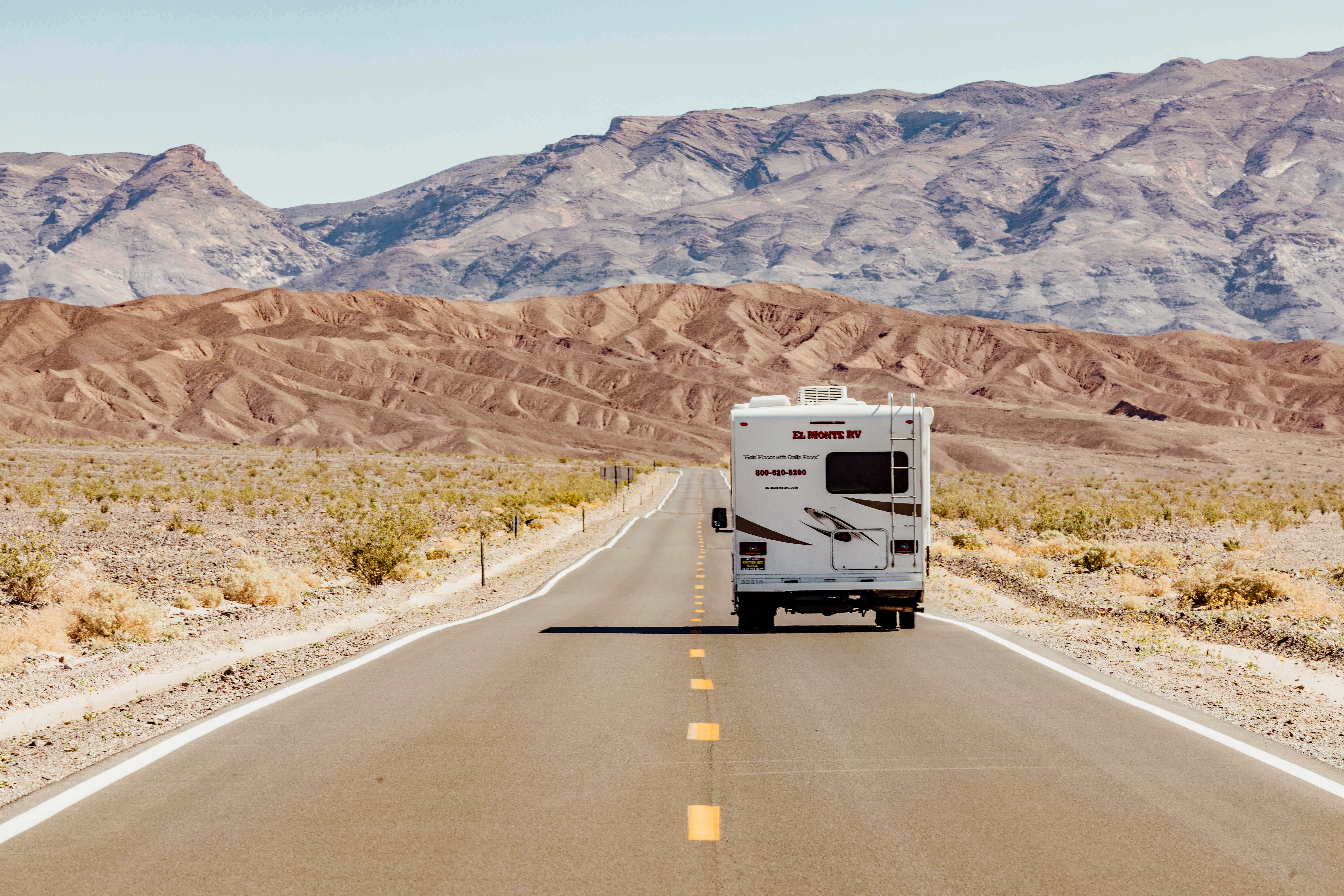 Mit dem Camper C25 von El Monte RV durch das Death Valley fahren