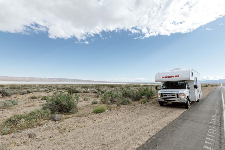 Der Camper C25 von El Monte RV im Death Valley in SÃ¼den Kaliforniens