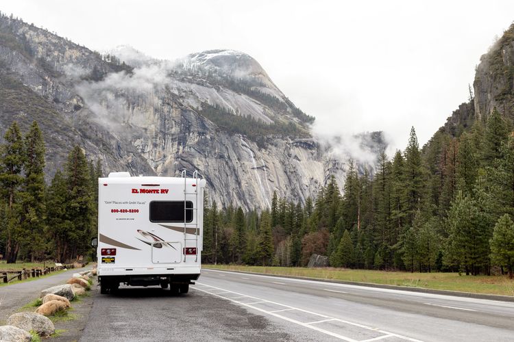 Mit dem Camper C25 von El Monte RV den Yosemite-Nationalpark erkunden