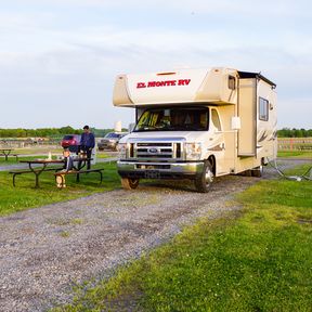 Ein FS 31 Camper von El Monte RV auf einem Campground in Claremore