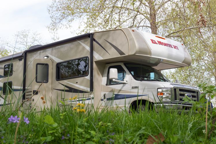 Ein FS 31 Camper von El Monte RV im Bennett Spring State Park