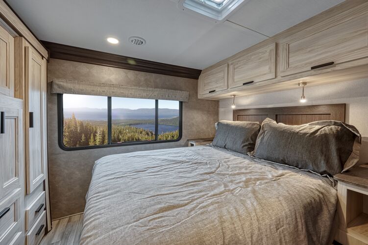 Der Schlafbereich im Wohnmobil Class C Family Sleeper FS 31 von El Monte