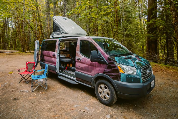 Ein Big Sur Escape Campervan mit Dachzelt