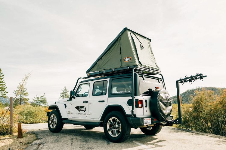 Der Jeep Camper von Escape besitzt ein Dach zum Aufklappen als Schlafkabine