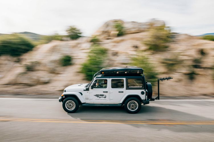 In voller Fahrt durch Nordamerika brausen mit dem Jeep Camper von Escape