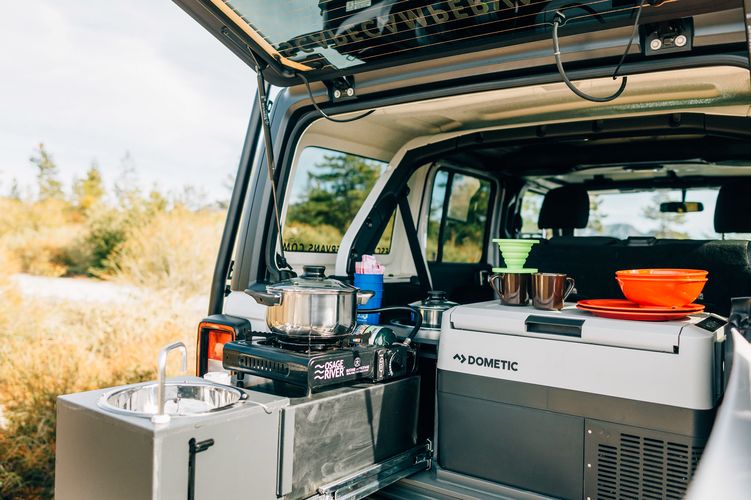 Kochen unter freiem Himmel mit dem Jeep Camper von Escape