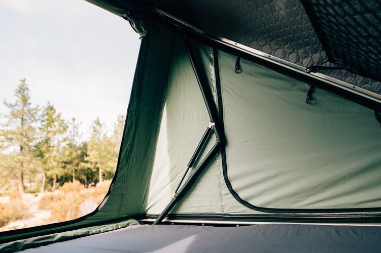 Ausreichend Platz zum Schlafen dank des Aufstelldaches im Jeep Camper von Escape