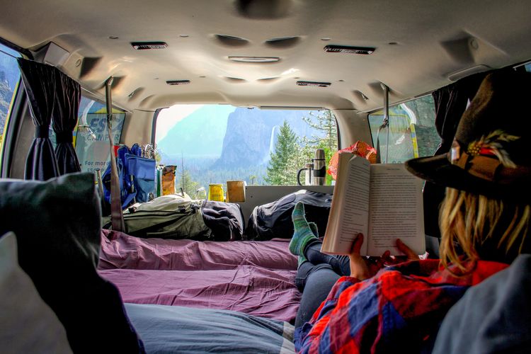 Die Innenansicht eines Campervans von Escape Campervans in den USA