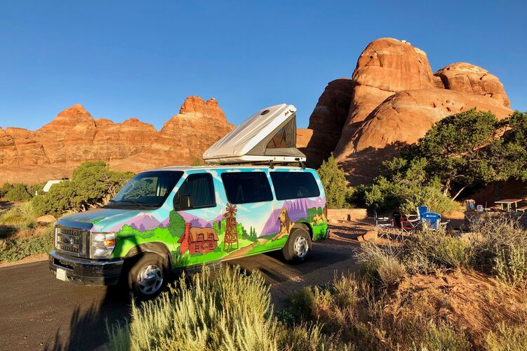 Ein Mavericks Campervan von Escape Camper Vans auf einem Campingplatz im Südwesten der USA