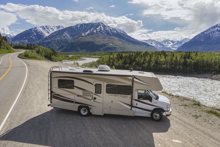 Mit einem GoNorth C 22-24 Wohnmobil unterwegs auf dem Highway 3 nahe Nenana