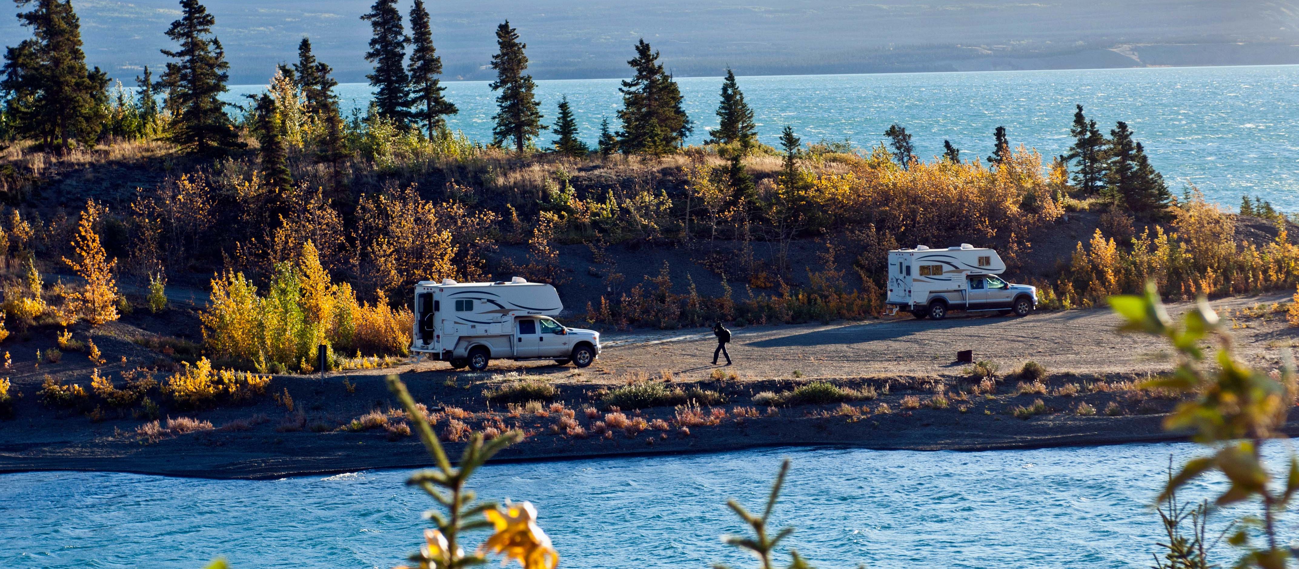 Zwei Camper am Kluane Lake auf dem Alaska Highway im Yukon