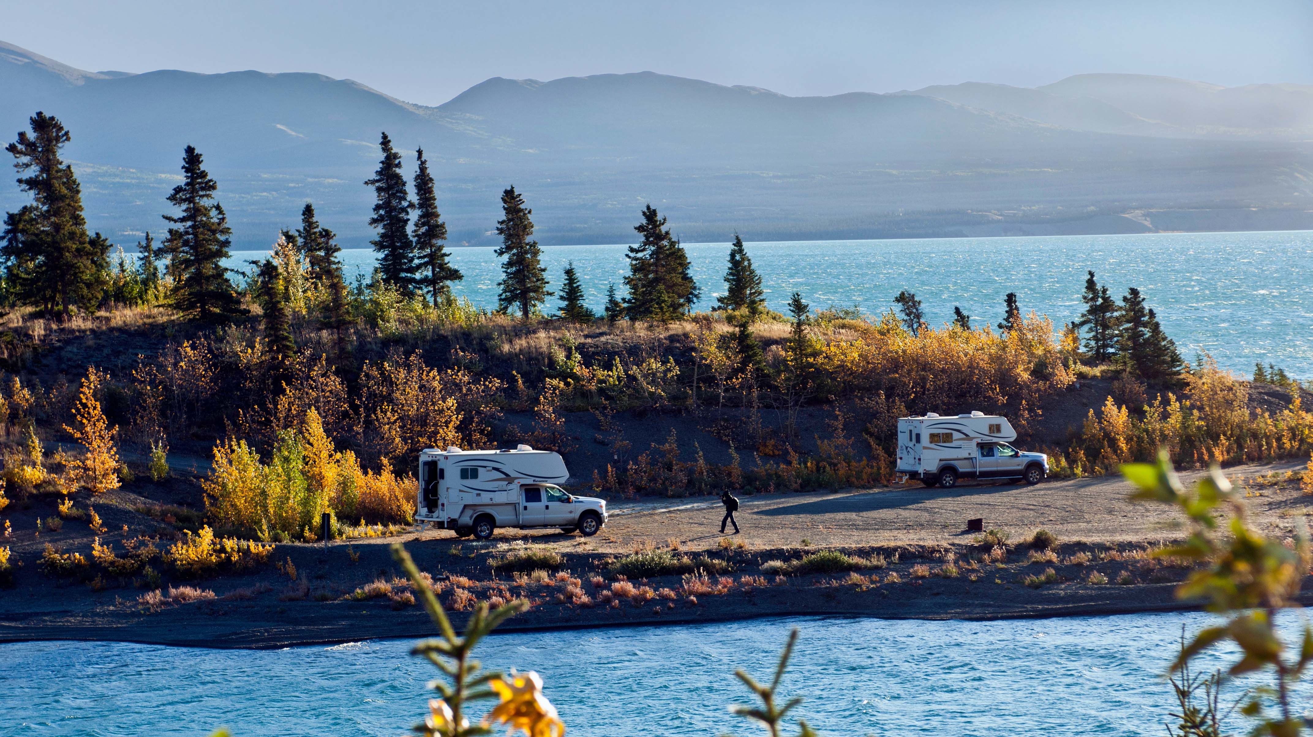 Zwei Camper am Kluane Lake auf dem Alaska Highway im Yukon