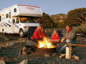 Entspannte Stunden am Lagerfeuer beim Campen mit Mighty Campers Entspannte Stunden am Lagerfeuer beim Campen mit Mighty Campers