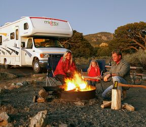 Entspannte Stunden am Lagerfeuer beim Campen mit Mighty Campers