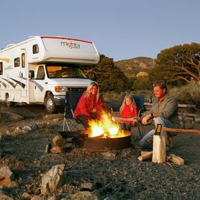 Entspannte Stunden am Lagerfeuer beim Campen mit Mighty Campers