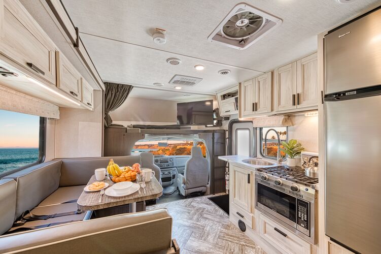 Die Küche und der Essbereich im Wohnmobil Class C Medium M22 von Mighty Campers