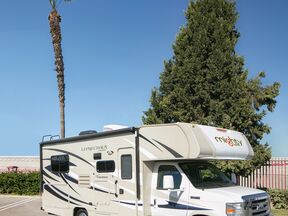 AuÃŸenansicht eines M22 Motorhomes von Mighty Campers
