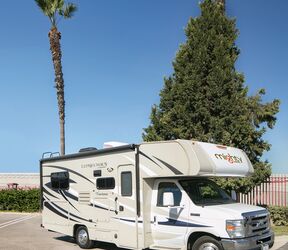 AuÃŸenansicht eines M22 Motorhomes von Mighty Campers