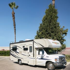 AuÃŸenansicht eines M22 Motorhomes von Mighty Campers