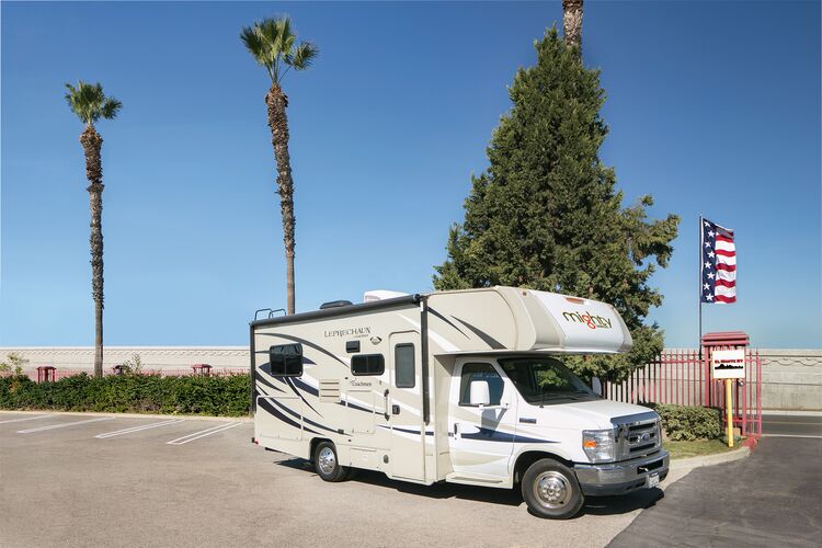 AuÃŸenansicht eines M22 Motorhomes von Mighty Campers