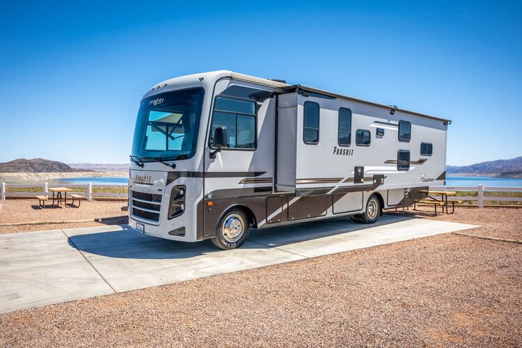 Mighty Class A Camper auf einem Parkplatz