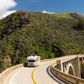 Unterwegs auf dem Highway 1 in Kalifornien an der Bixby Bridge Unterwegs auf dem Highway 1 in Kalifornien an der Bixby Bridge