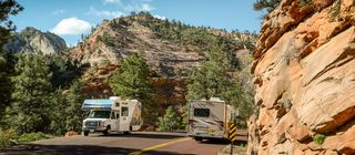 camper/usa/roadbear/allgemein/roadbear-c23-26-und-cruise-america-zion-np-jonathan-steinhoff.cr3840x1679-0x352