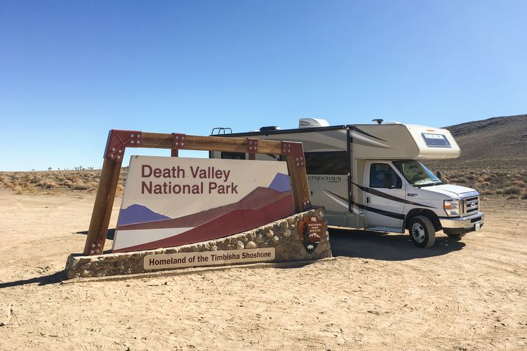 Mit einem Road Bear Rv Camper am Eingang des Death-Valley-Nationalparks