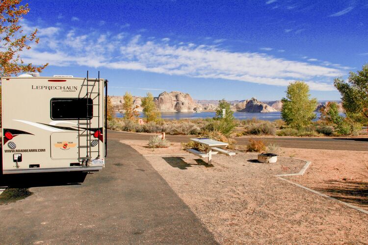 Ein Road Bear RV Wohnmobil auf dem Wahweap RV & Campground im Grenzgebiet von Utah und Arizona