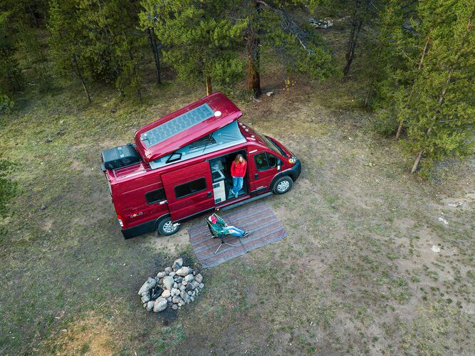 Das Winnebago-Wohnmobil von Road Bear mit praktischem Pop-Up-Dach