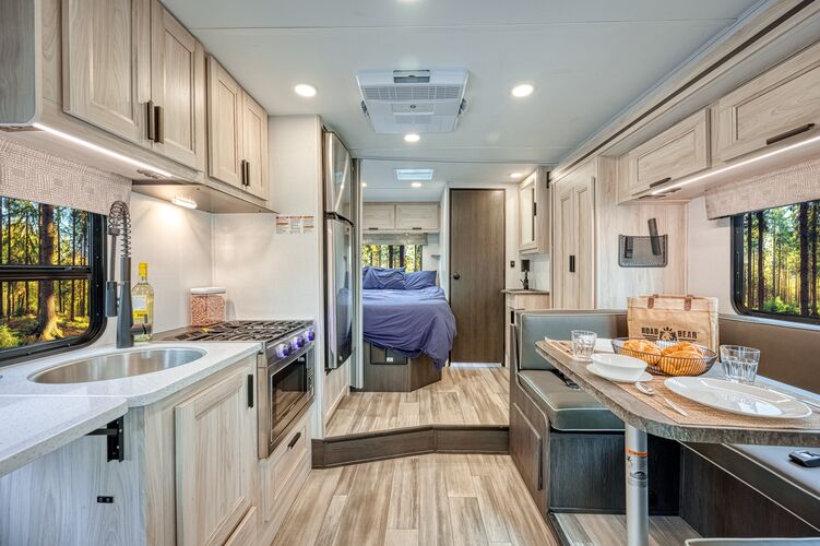 Die Küche und der Essbereich im Wohnmobil Class C 23-25 Typ M von Road Bear RV