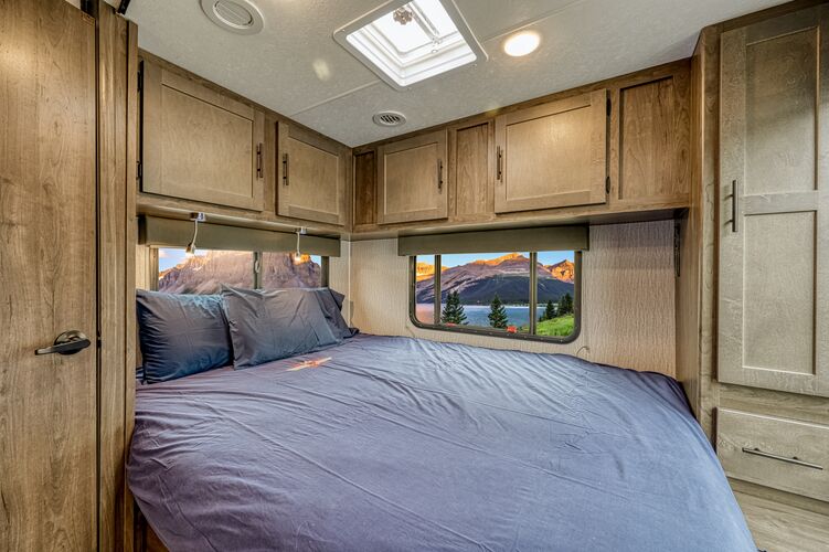 Das Schlafzimmer im Wohnmobil Class C 26-28 Typ P von Road Bear RV