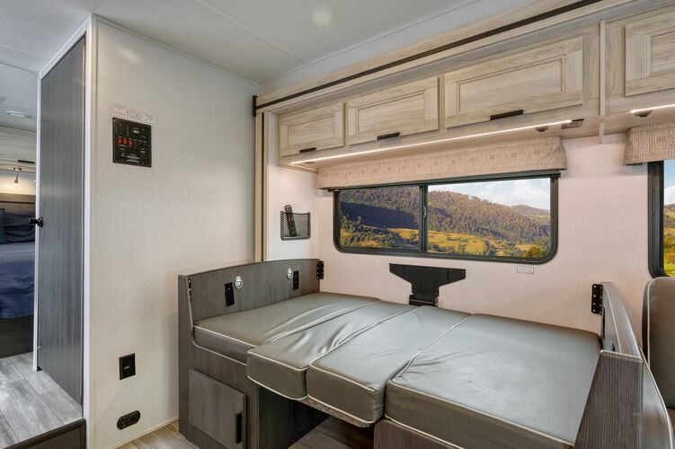 Das ausklappbare Bett im Wohnmobil Class C 29-31 Typ R von Road Bear RV