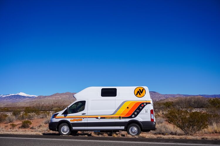 Die Aussenansicht des Hi5 Campervans von Travellers Autobarn