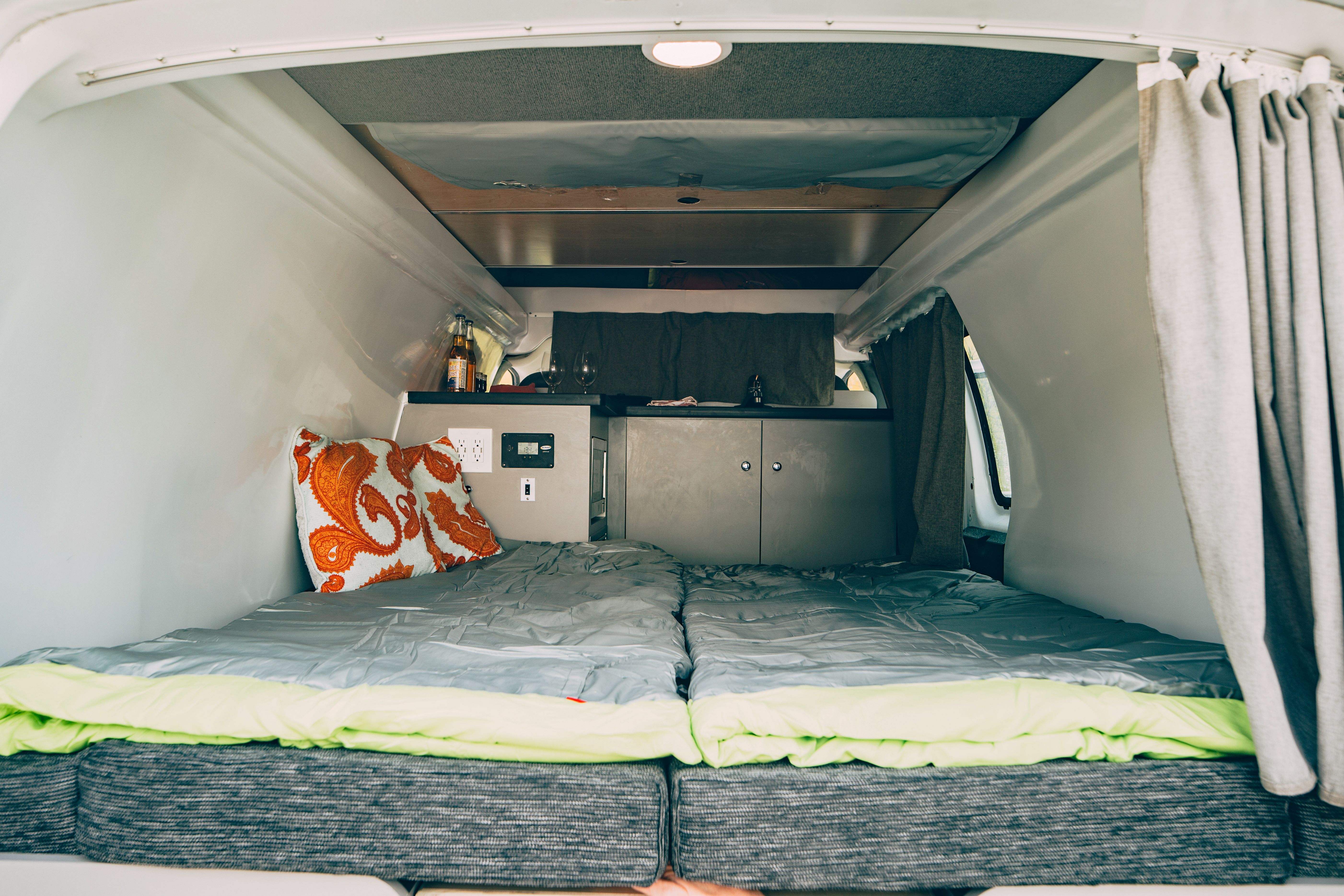 Das Bett des Kuga Campervans von Travellers Autobarn