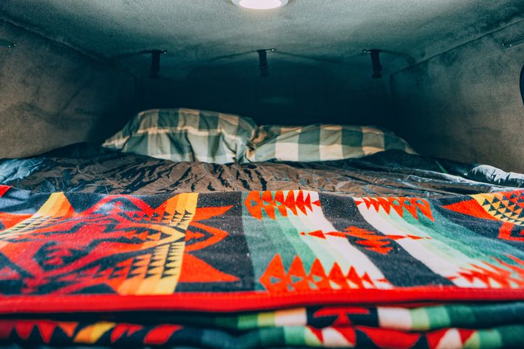 Der Schlafbereich des Kuga Campervans von Travellers Autobarn