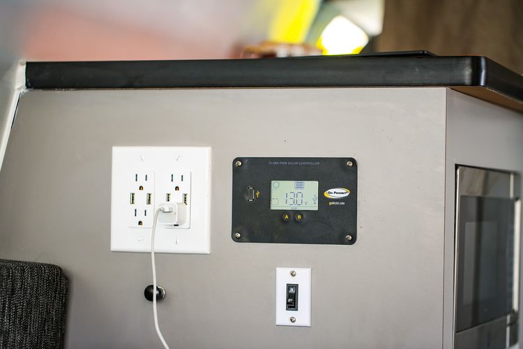 Steckdose und USB-Anschluss im Kuga Campervan von Travellers Autobarn