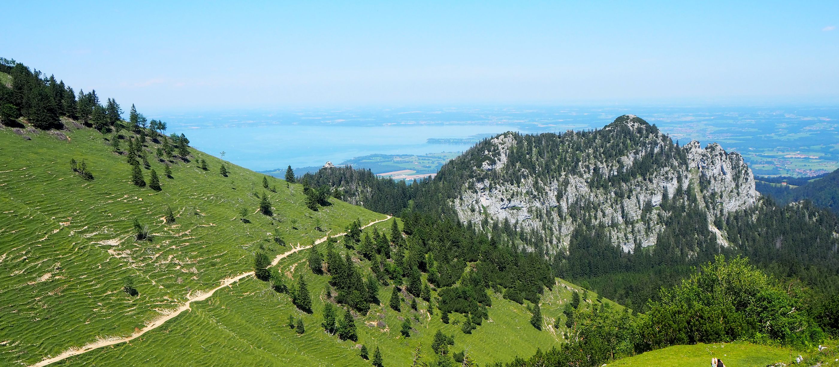 Traumhafter Ausblick auf den Chiemsee in Bayern