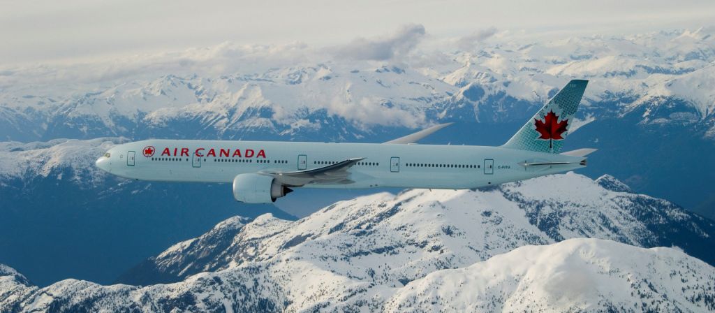 Air Canada Flugzeug in den Bergen