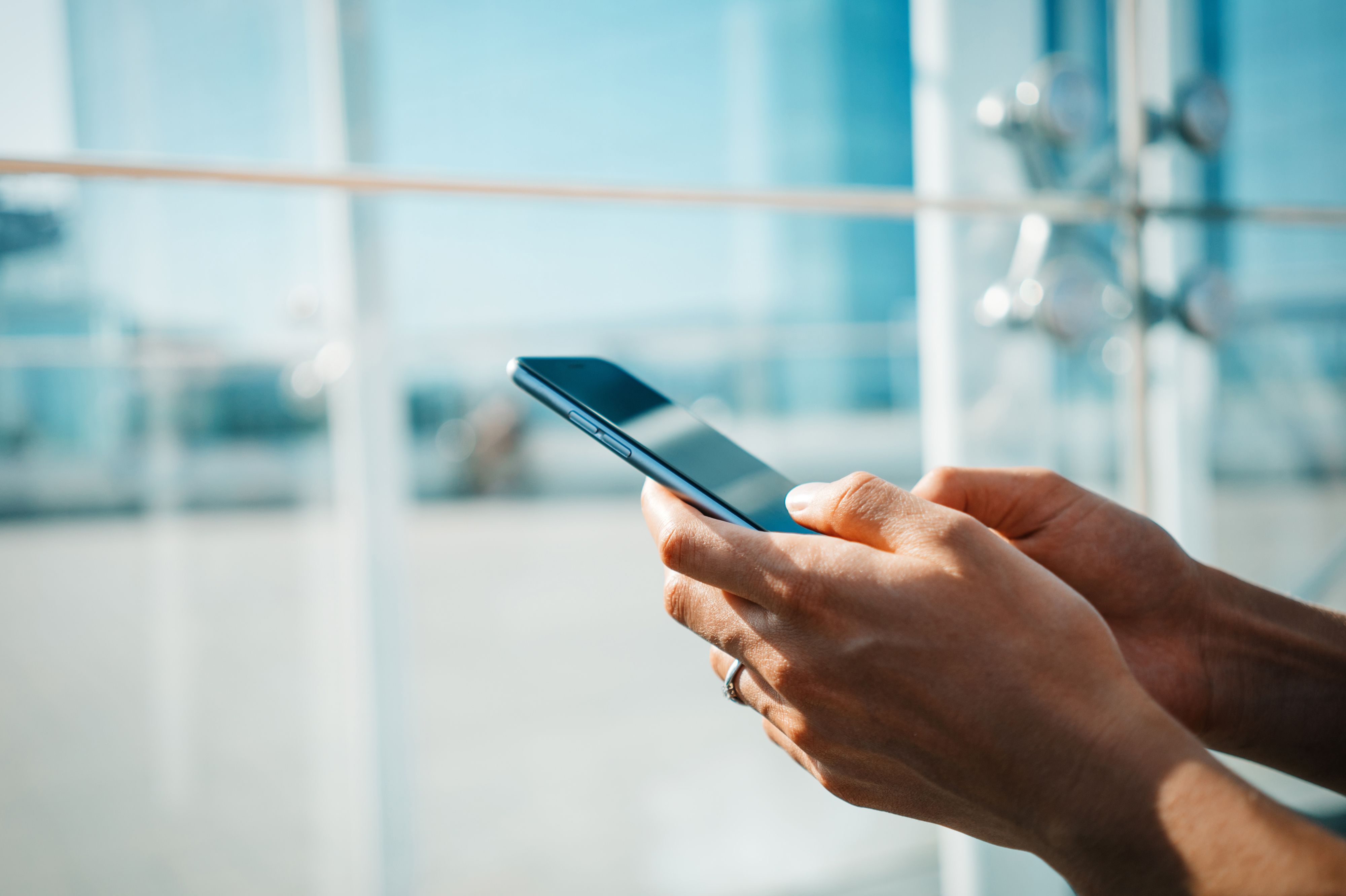Ein Smartphone in den Händen einer Frau