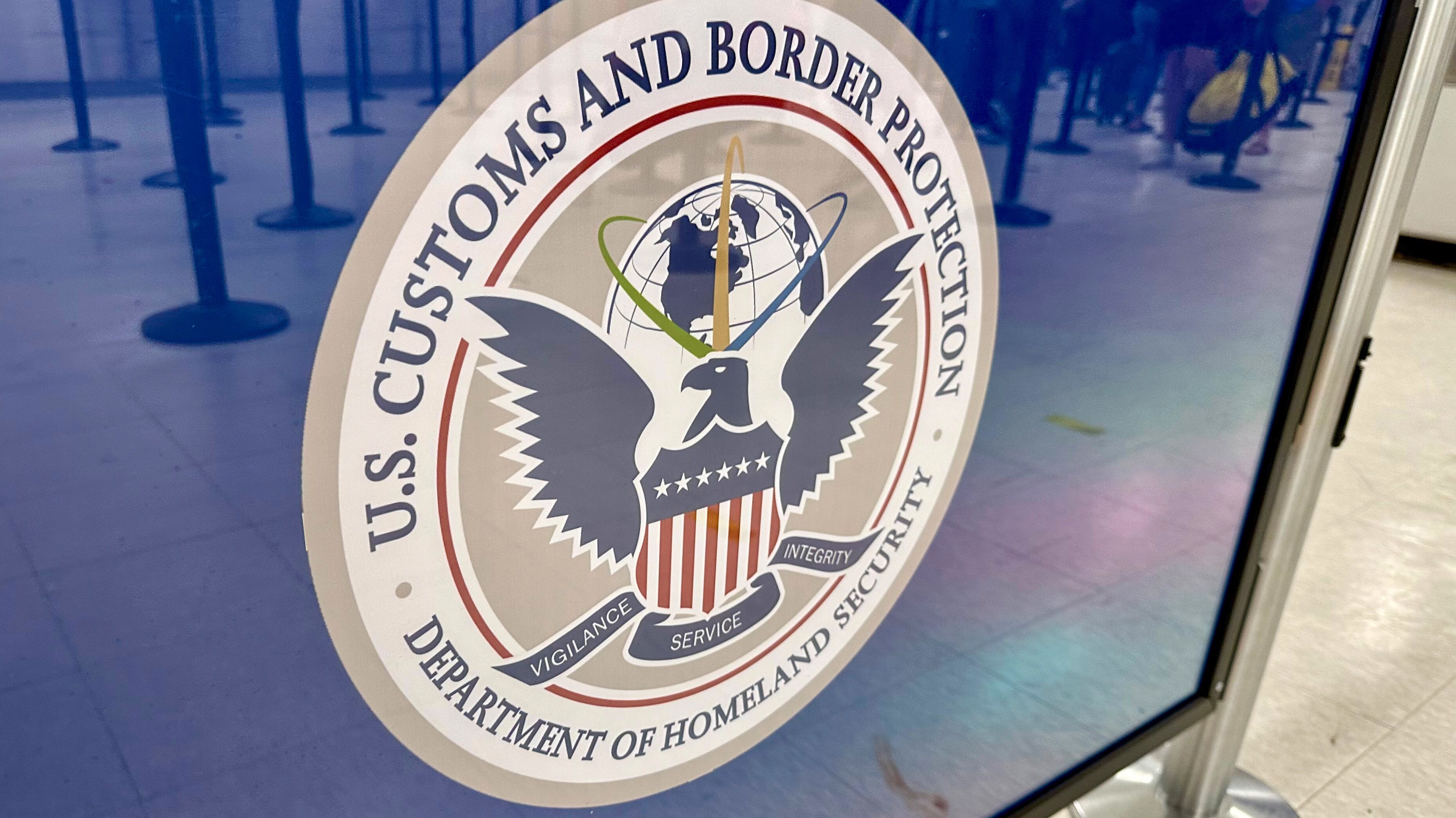 Das Logo der U.S. Customs and Border Protection bei der Einreise in die USA